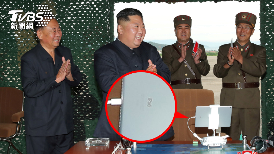 金正恩面前桌上放著一台銀白色平板電腦，放大可發現上方印著「iPad」字樣。（圖／達志影像路透社）