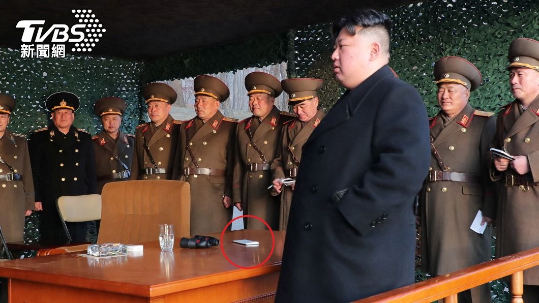 4個月前，金正恩的座位上還出現過一部疑似是白色智慧型手機的物品。（圖／達志影像路透社）
