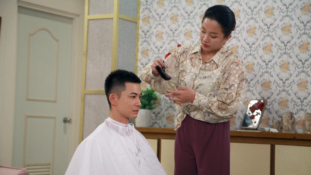 賴慧如幫曾子益剃髮,一度緊張到手抖。(圖/民視提供)