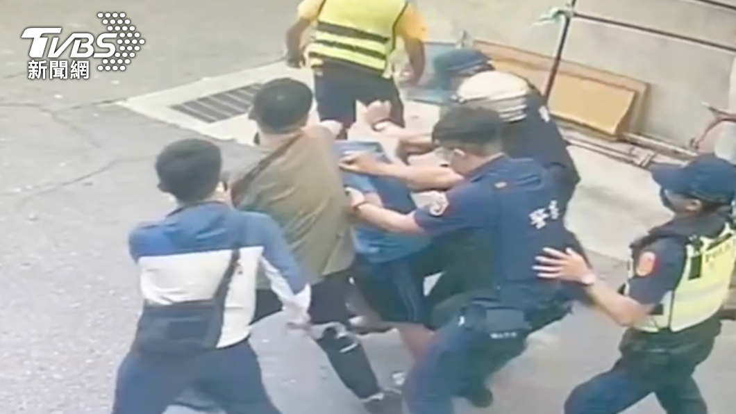 亂扔回收物被勸導！莽男爆氣竟拿西瓜刀追砍　9警衝上壓制