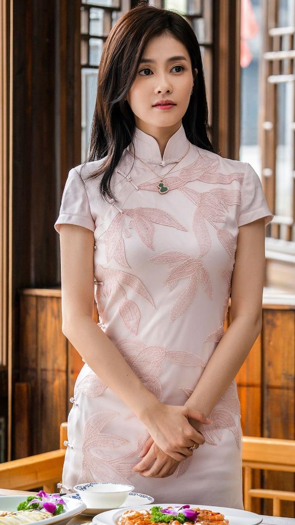 白鹿身穿一襲粉色旗袍被網封「新生代旗袍美人」。（圖／中天娛樂台提供）