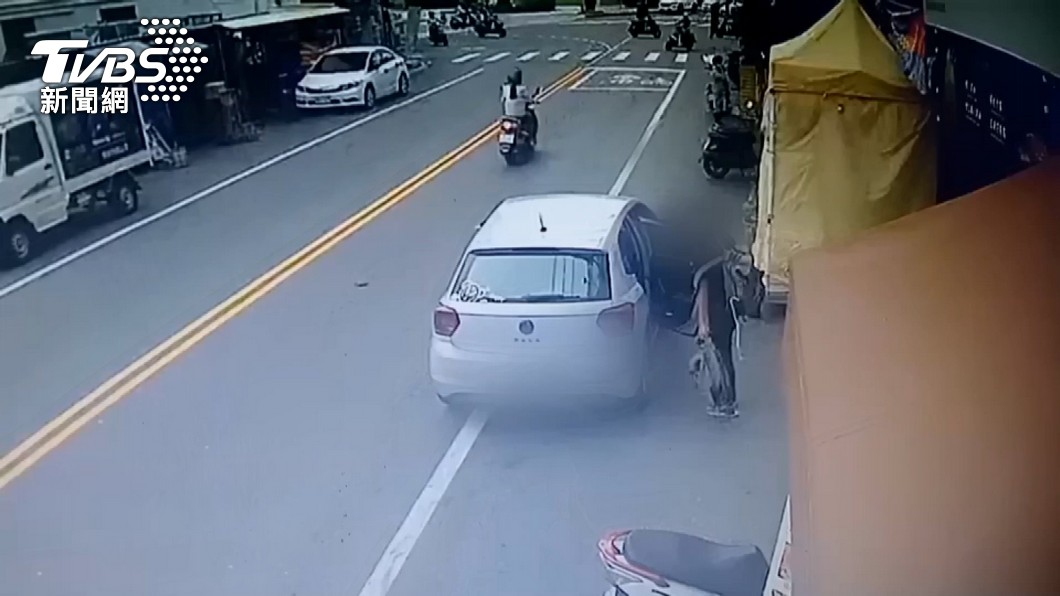 少年突然被假冒刑警擄走。(圖/TVBS)