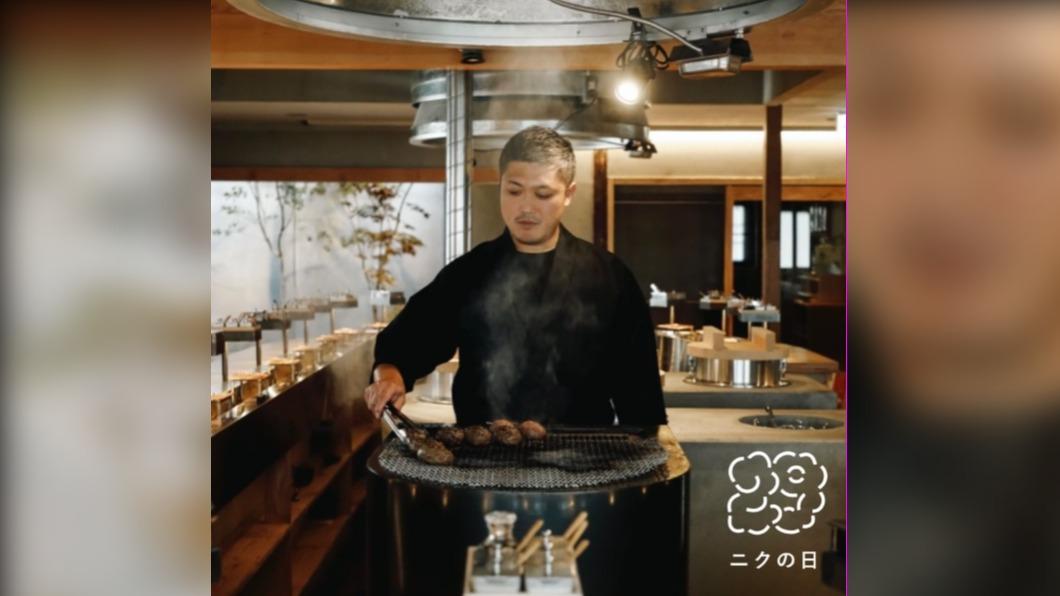 挽肉と米主打在客人面前現烤漢堡排,在日本時常大排長龍,若無事先預約恐要排長達兩個小時。(圖翻攝自hikiniku.to.come)