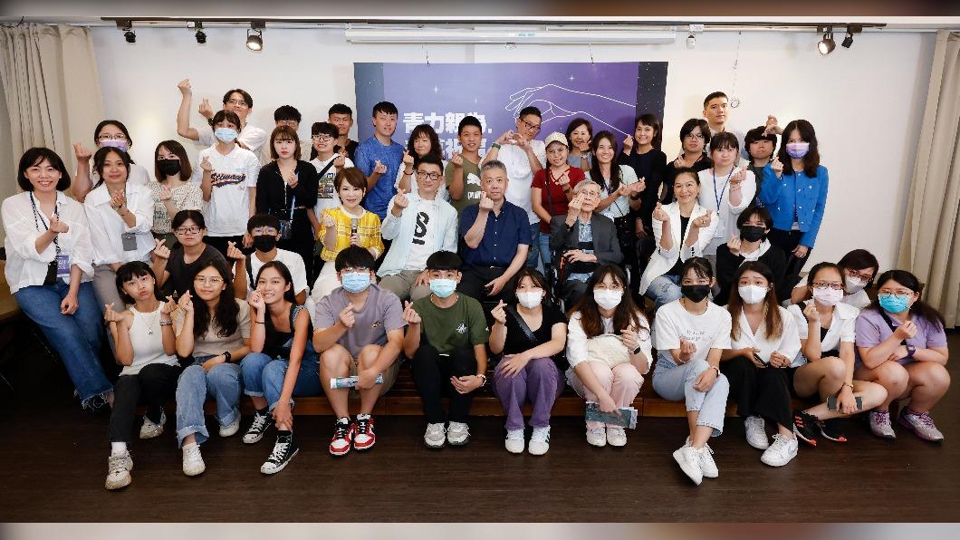 各領域多位重量級人物，給予現場33位年輕朋友們祝福。（圖／天河基金會提供）