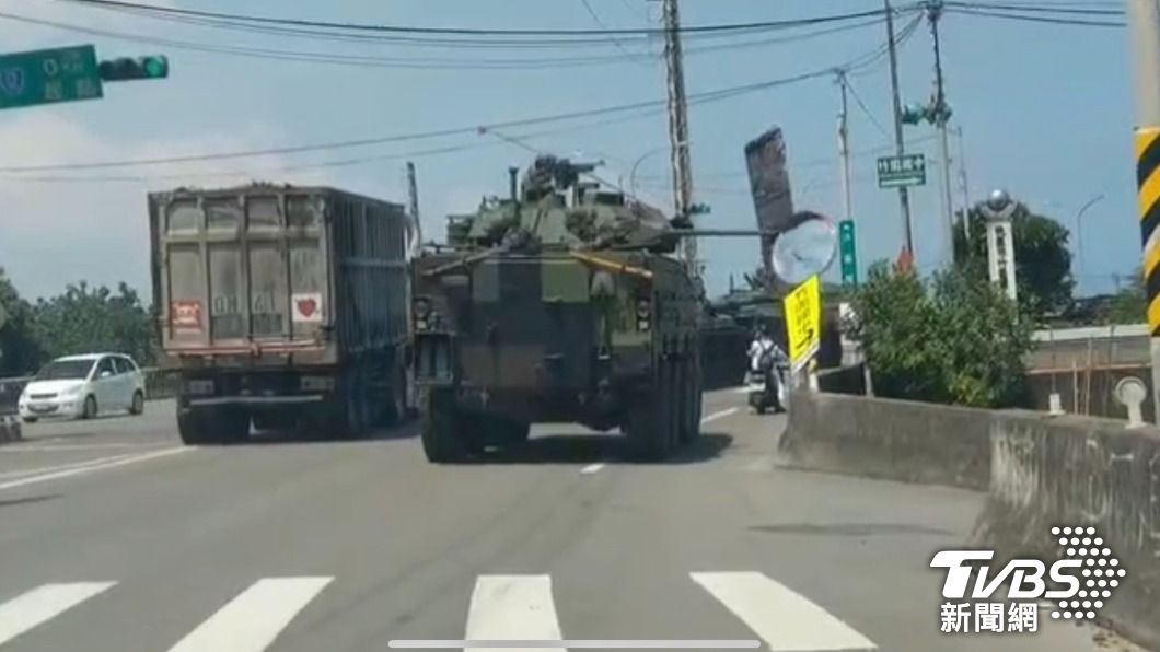 搭載30公厘機砲的CM34雲豹裝甲車在路上行駛,緩緩接近路旁反射鏡。(圖/記者爆料網提供)