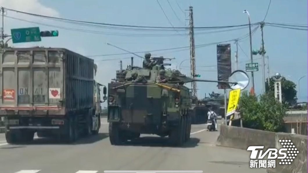 豹裝甲車未注意保持安全距離,砲管撞凹馬路旁的道路反射鏡。(圖/記者爆料網提供)