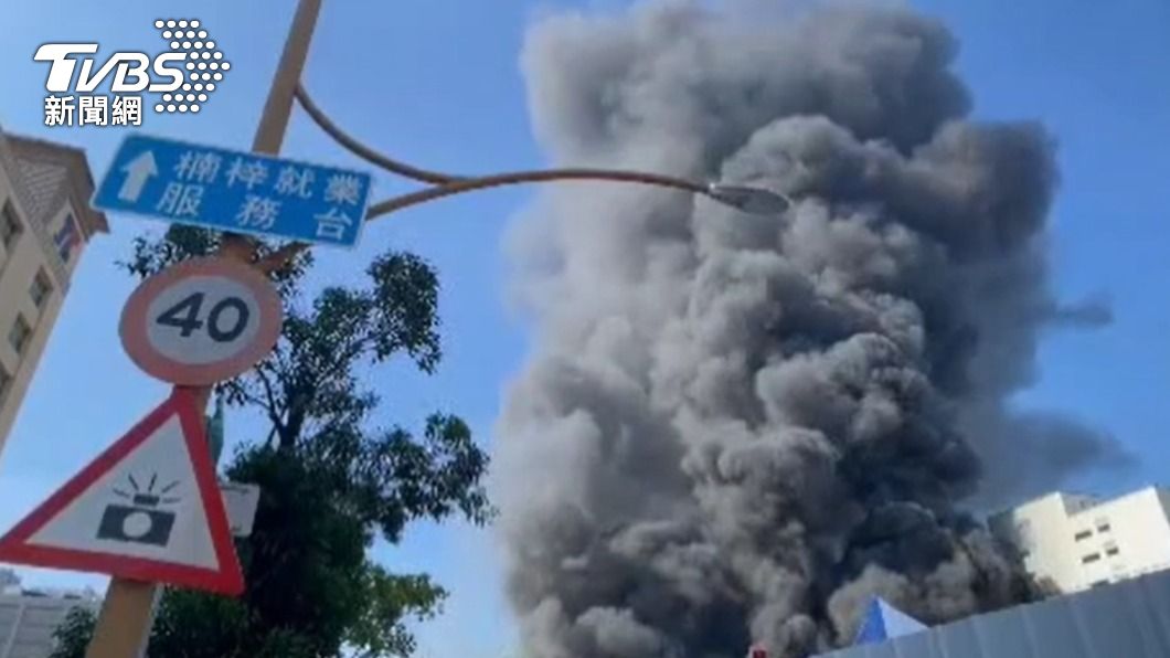 楠梓加工區竄火!疑塑膠廠「化學液體爆炸」 濃煙沖天畫面曝