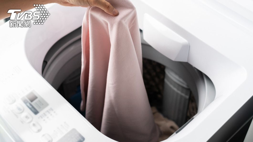 洗衣機運轉時切勿將手放入,避免手臂遭扭斷的風險。(示意圖/Shutterstock達志影像)