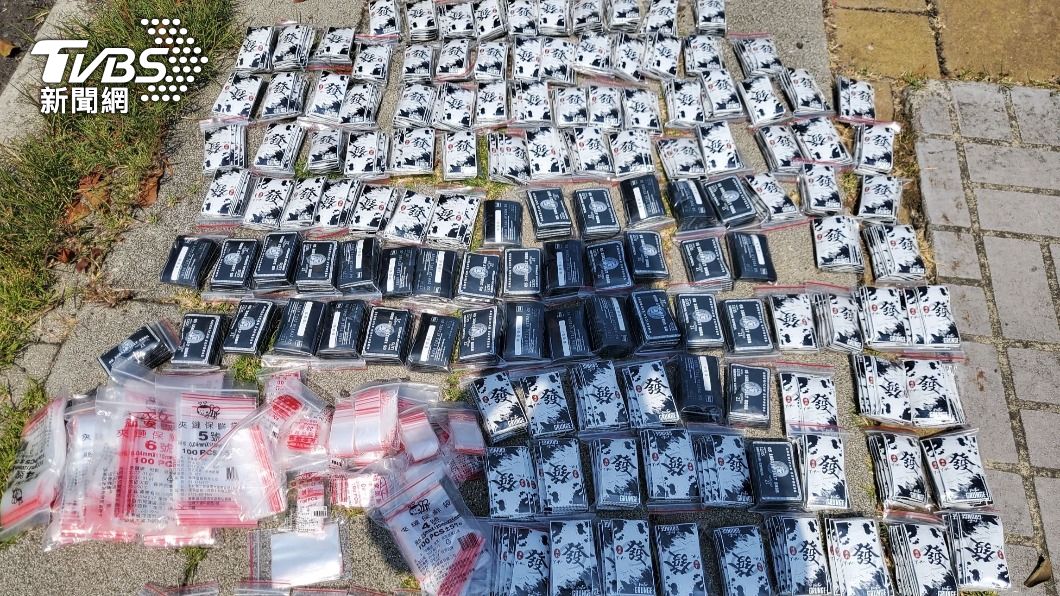 警方在該補給車內總共查扣毒品咖啡包1320包、K他命11包等證物。(圖/警方提供)