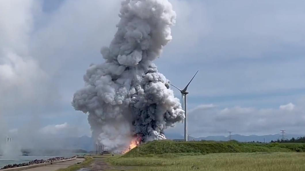 有片／日本JAXA火箭測試中爆炸！　屋頂被炸飛碎片亂噴
