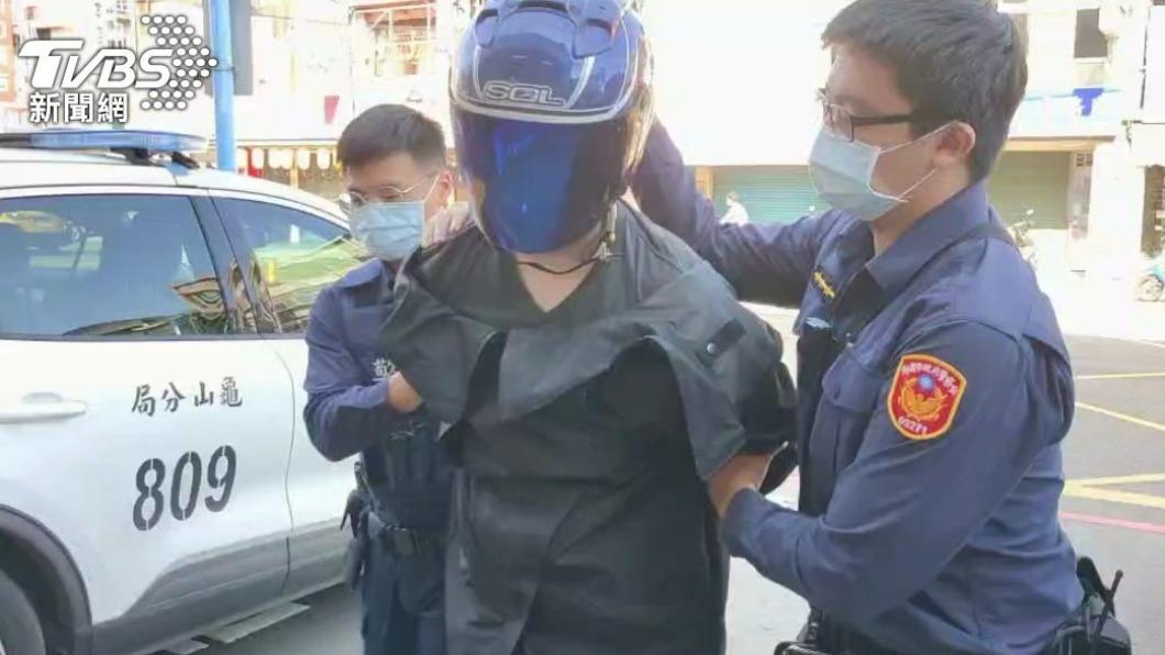 被勸戴口罩「13刀刺死店員」！紙雕師打悲情牌　二審逃過死刑