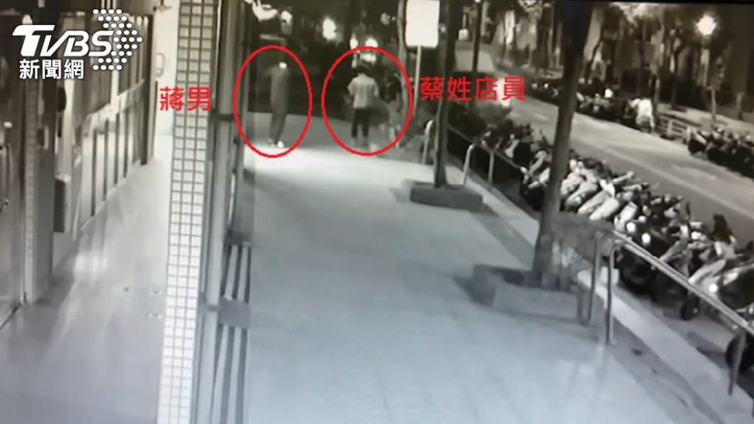 蔣姓紙雕師不滿被勸戴口罩,雙方發生口角後他竟持刀刺死超商店員。(圖/TVBS資料畫面)