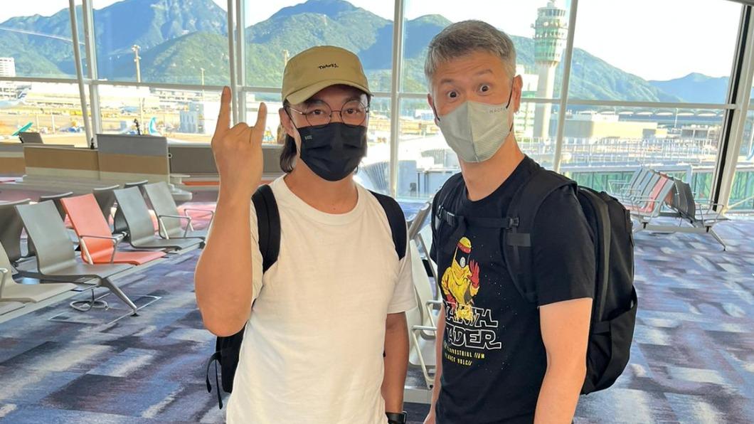 陳奕迅(左)和樂團指揮在香港機場拍照,對於來台演出相當期待。(圖/My Kan廿一克有限公司提供)