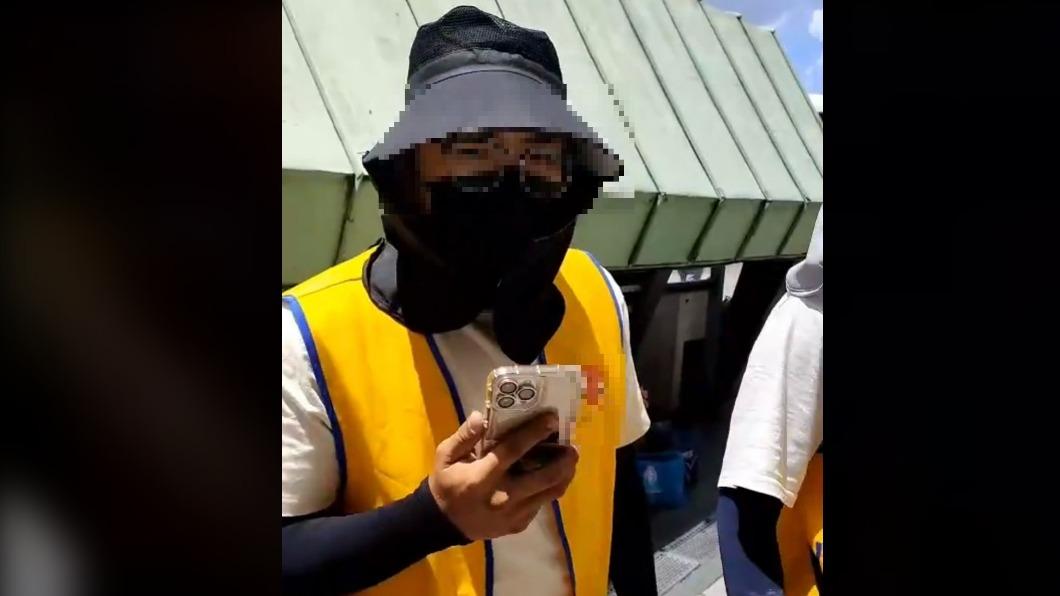 民眾直集該協會原班人馬在擄人案爆發後,換上不同的背心繼續在街頭募款。(圖/民眾提供)