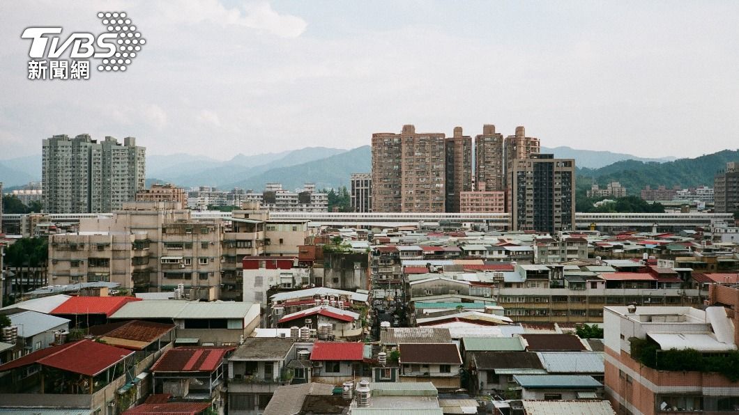 原PO嘆工作十年還買不起房。（示意圖／shutterstock達志影像）