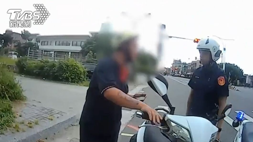 警方攔截逮捕竊車的李姓慣竊。(圖/TVBS)