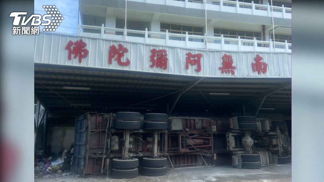 台中垃圾車疑煞車壞了 失控翻覆摔入「南無阿彌陀佛」雨遮