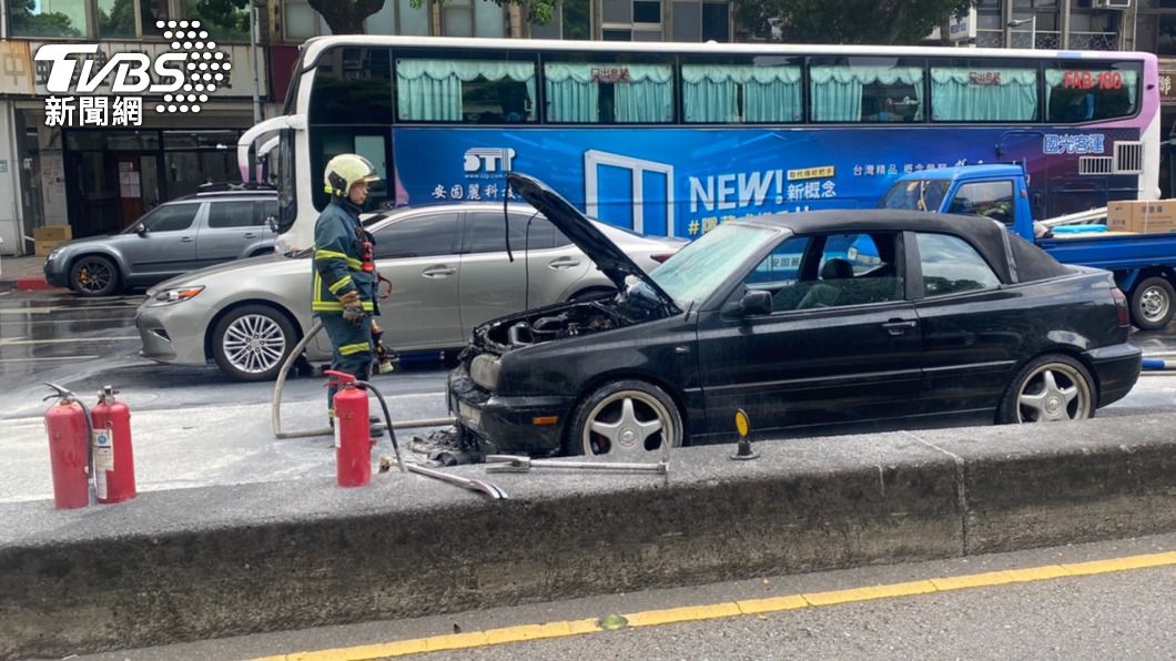 重慶北路三段和哈密街口又發生火燒車。(圖/TVBS)