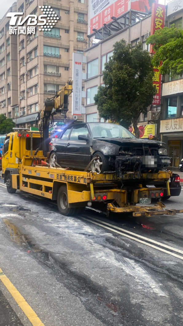 轎車引擎起火燃燒。(圖/TVBS)