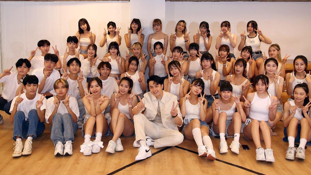 張雁名(中)與參賽者合影。(圖/伊林娛樂提供)