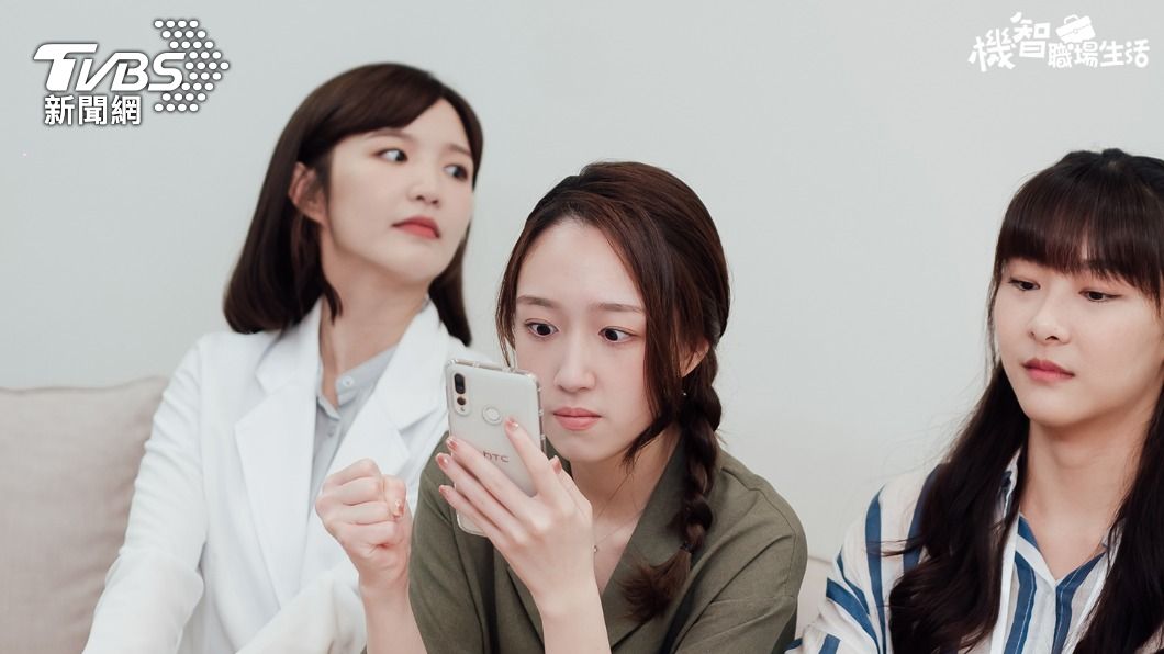 王敏淳得知商鈞深受女同事歡迎,拳頭都硬了。(圖/TVBS)