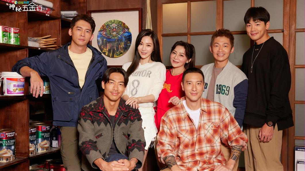 温昇豪（左起）、AKIRA、曾莞婷、王彩樺、王陽明，蔡昌憲、禾浩辰日前錄影。（圖／衛視原創提供）