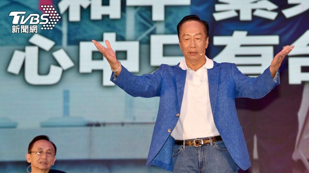 鴻海創辦人郭台銘今(14)日晚間到高雄岡山參加美麗島董事長吳子嘉的「董事長開講」粉絲見面會活動。(圖/胡瑞麒攝)