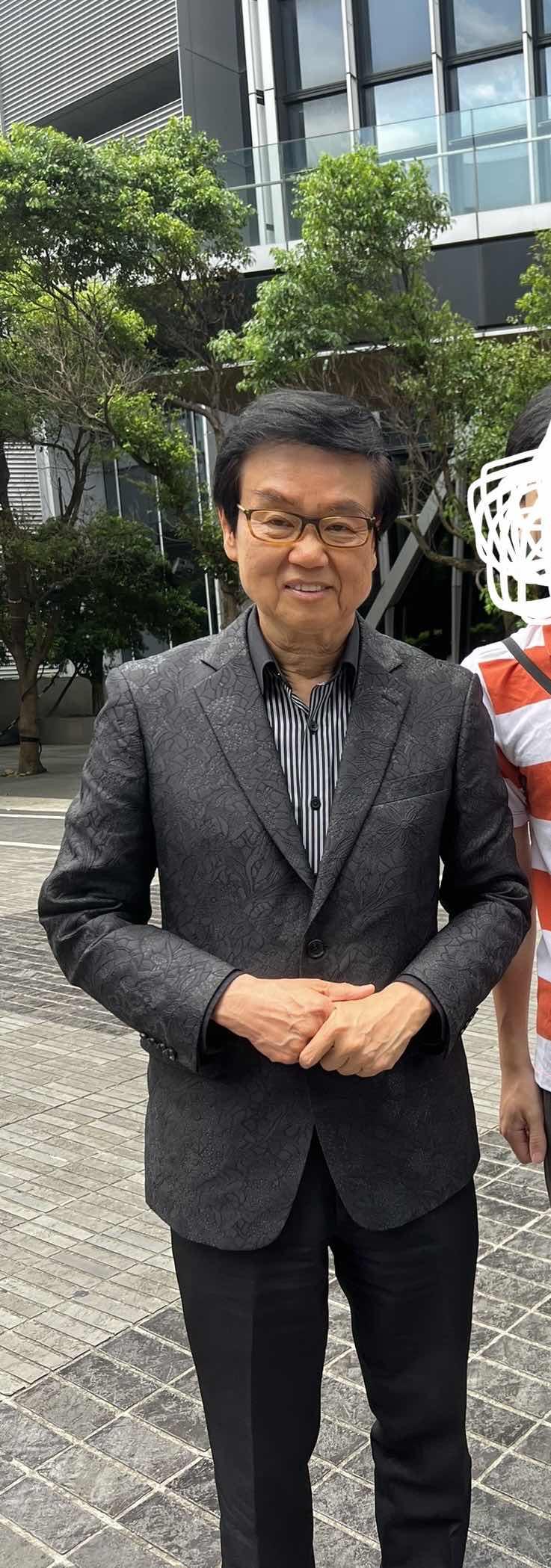 網友在信義區巧遇黃百鳴。(圖/翻攝自PTT)