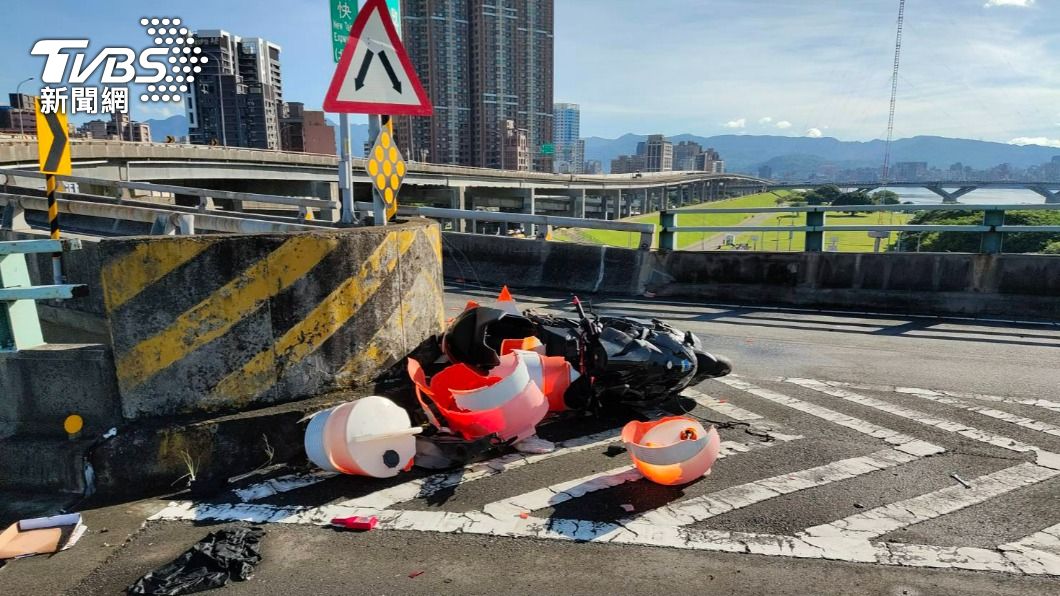 中興橋死亡車禍!騎士自撞分隔島 頸部噴血當場死亡
