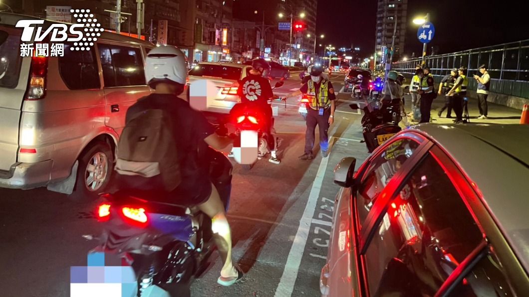 警方確認機車排氣管是否經非法改裝。(圖/TVBS)