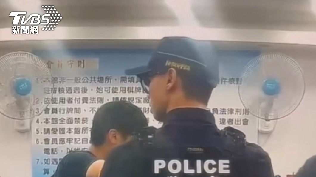 警方前往賭場搜索。(圖/TVBS)
