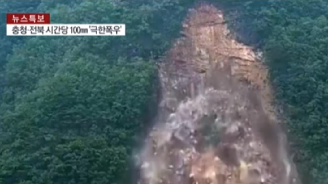 6千噸土石崩落路面。(圖/翻攝自YonhapnewsTV YouTube)