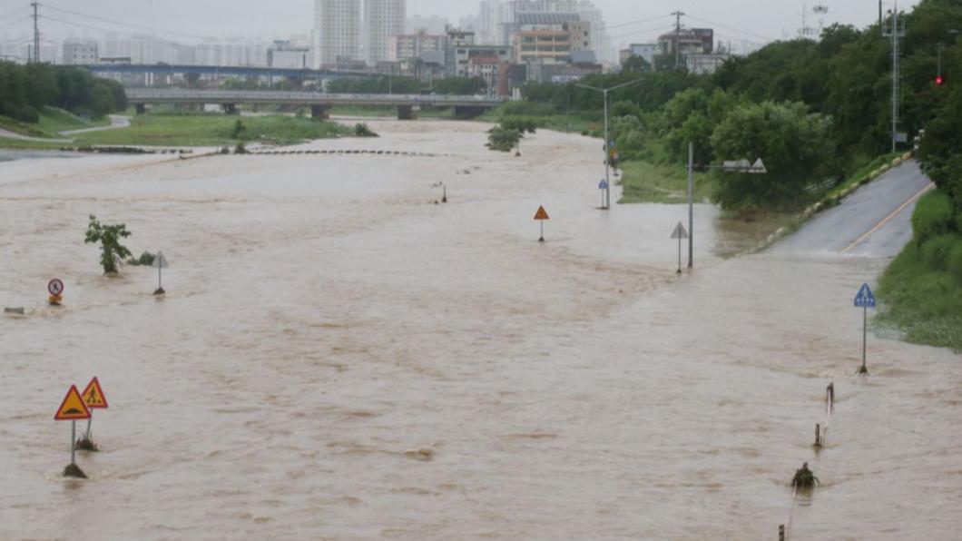 韓國各地豪雨成災。(圖/翻攝自路透社推特)