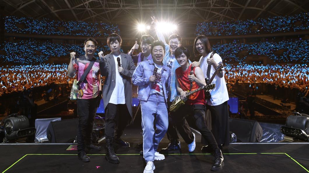 阿信唱一半「2大影帝」衝上台 反遭質問「五月天不夠好」反應曝