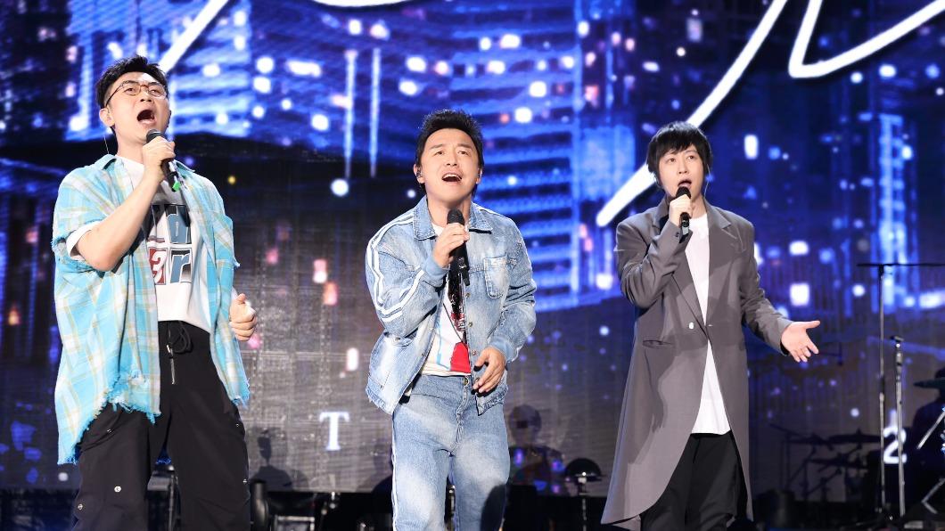 黃渤（中）和大鵬導演（左）與五月天合唱。（圖／相信音樂提供）