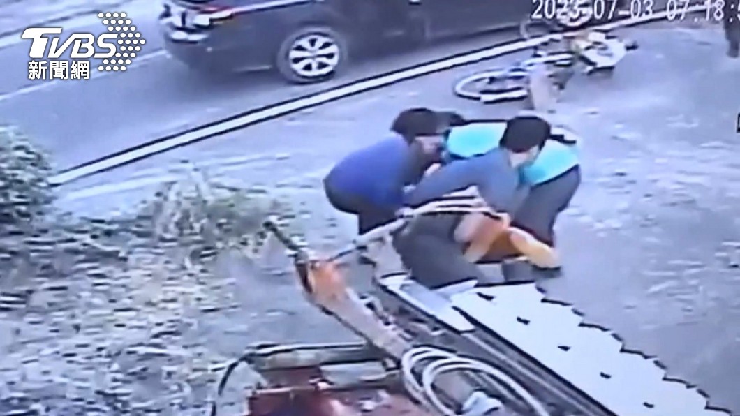 員警誤以為少年為逃逸移工。（圖／TVBS）