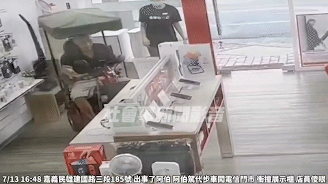 有片/出事了阿伯!通訊行內開代步車 爆衝直直撞展示櫃