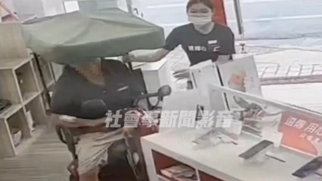 老翁欲駛離通訊行卻發生衝撞意外。(圖/翻攝自社會事新聞影音)