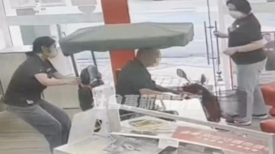 兩名女店員出手幫忙。(圖/翻攝自社會事新聞影音)