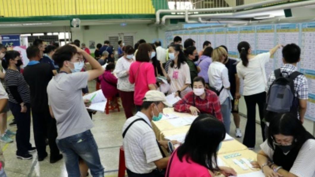 嘉義廠商聯合徵才吸人潮 不限經歷起薪32k