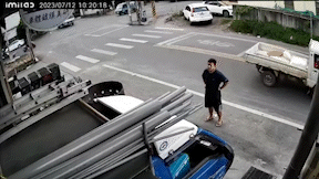 車上的4箱菜籃瞬間甩出車外。（圖／民眾提供）