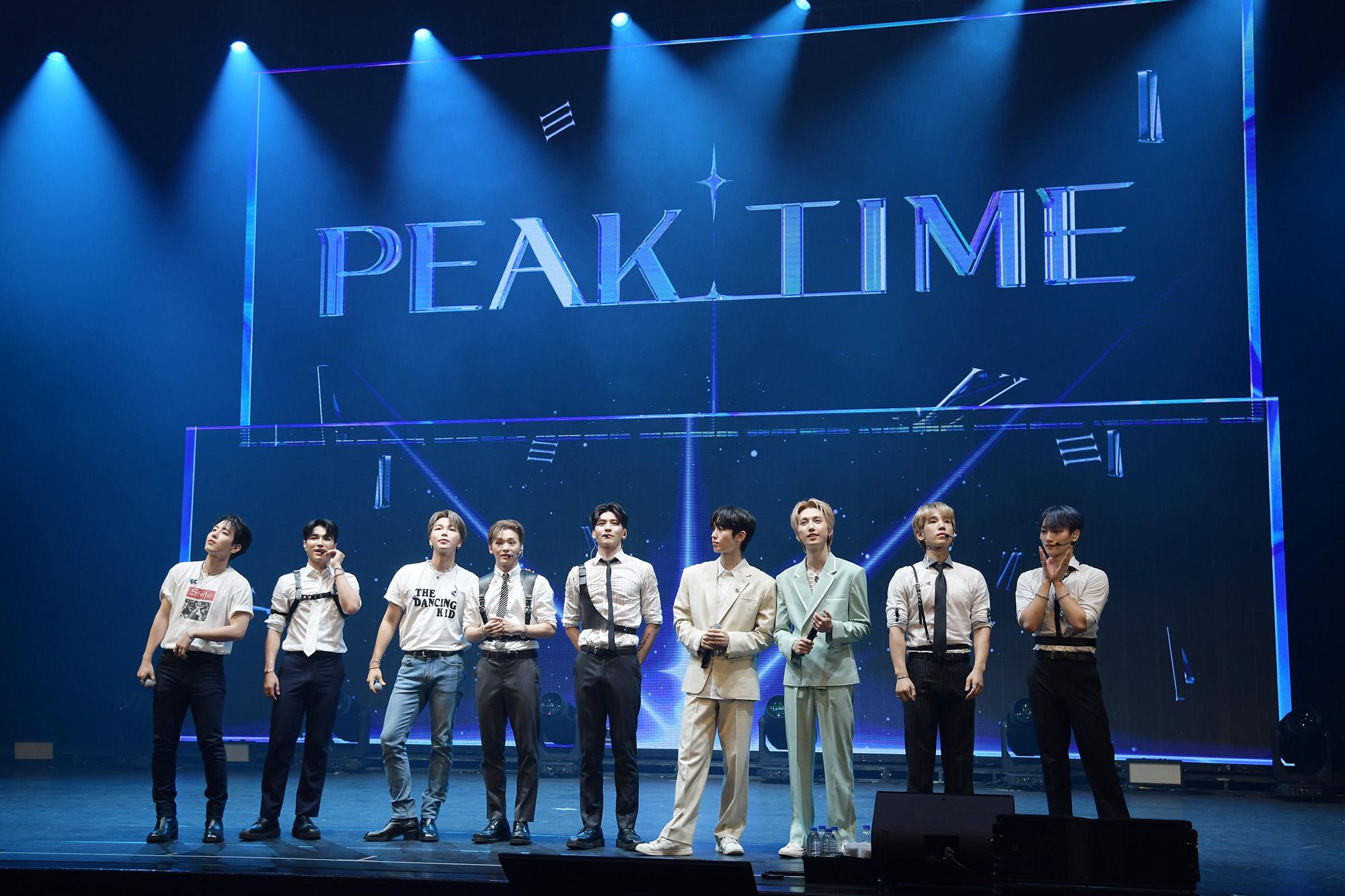 《PEAK TIME》來台演出的9人最後在台上合唱〈Your Time〉。(圖/華藝娛樂提供)