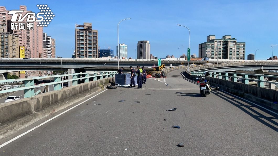 陳男騎車自撞分隔島後當場死亡。（圖／TVBS）