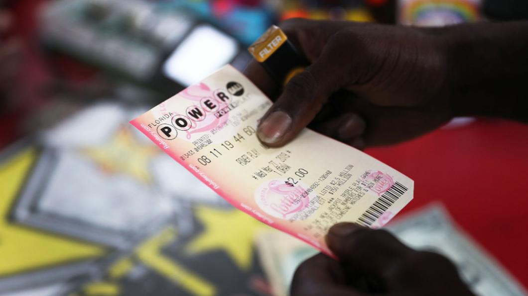 為躲閃電跑進超商　美女子順手買樂透爽中百萬
