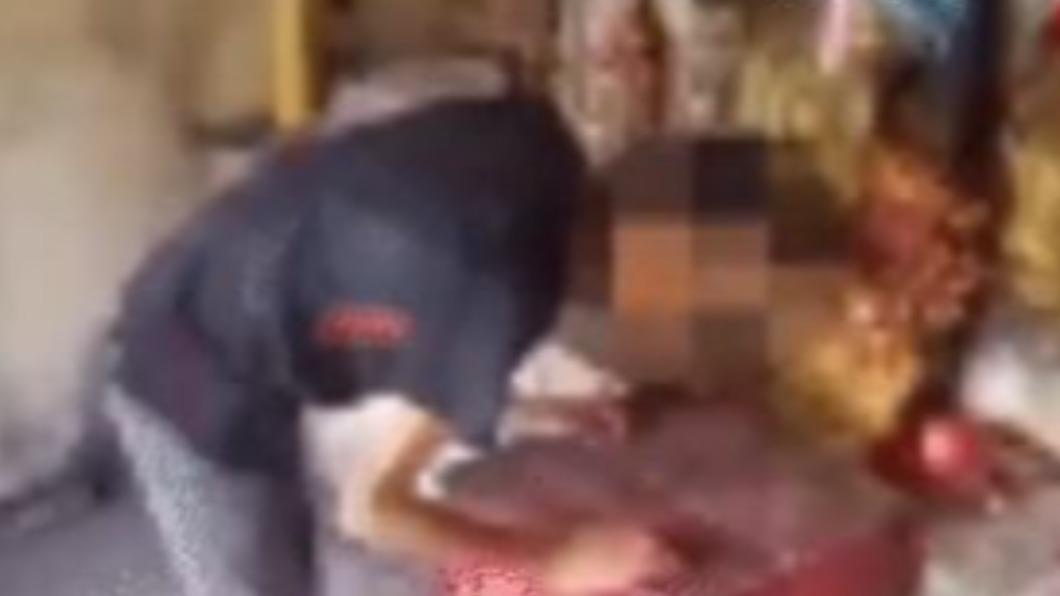 葉男偷竊的行為全被監視器拍下,警方也在完成訊問後處以拘留12日的罰則。(圖/翻攝自《極目新聞》微博)