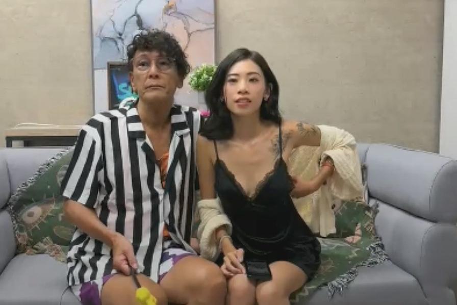 加藤鷹應邀來台並跟內內直播,有不少大尺度內容。(圖/翻攝自SWAG)