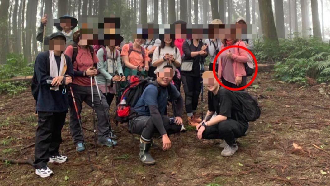 從原PO貼的照片可以發現,右側粉衣婦人腳邊出現「第3隻手」。(圖/翻攝自「爆廢公社二館」臉書)