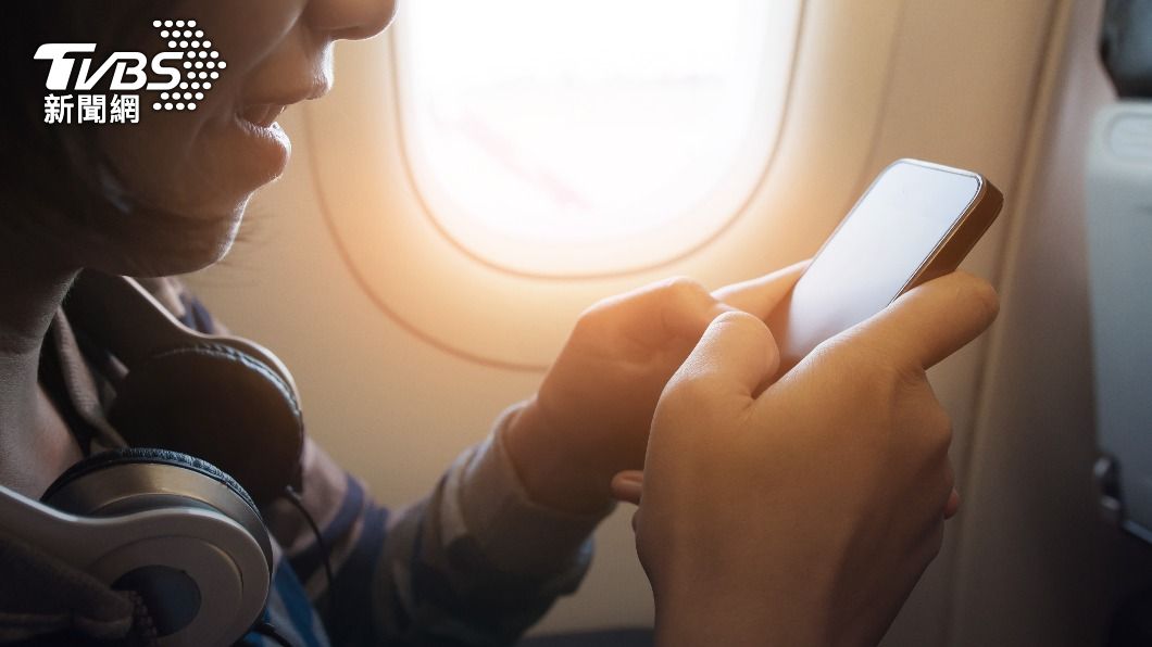 不少網友認爲飛機上wifi頂多只能傳傳文字。(示意圖/Shutterstock達志影像)