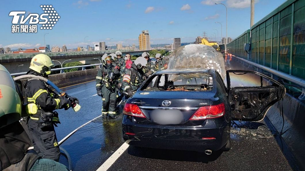 小轎車行駛中突然起火燃燒，警消到場救援。（圖／TVBS）
