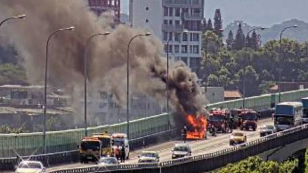 小轎車起火燃燒，警消到場搶救。（圖／警方提供）